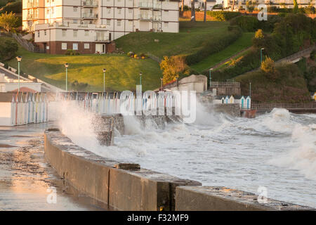 Printemps & Marées Smashing sur seawall à Goodington Sands à la périphérie de Torquay Devon. Banque D'Images