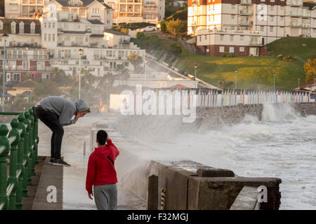 Printemps & Marées Smashing sur seawall à Goodington Sands à la périphérie de Torquay Devon. Banque D'Images