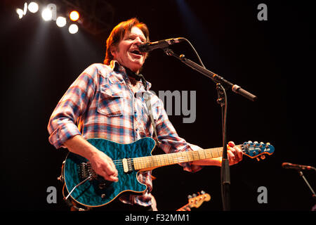 John Fogerty divertit la foule. Banque D'Images