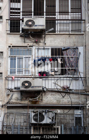 Immeuble d'appartements dans le quartier de Neve Shaanan qui est devenu le foyer de l'une des plus grandes populations d'Africains et d'autres migrants dans le sud de tel Aviv Israël Banque D'Images