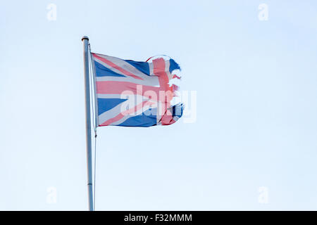 Ripped Union Jack. Drapeau UK déchiré en lambeaux suggérant un Brexit concept ou l'indépendance des résultats Banque D'Images