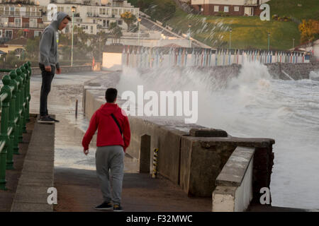 Printemps & Marées Smashing sur seawall à Goodington Sands à la périphérie de Torquay Devon. Banque D'Images