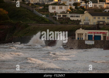 Printemps & Marées Smashing sur seawall à Goodington Sands à la périphérie de Torquay Devon. Banque D'Images