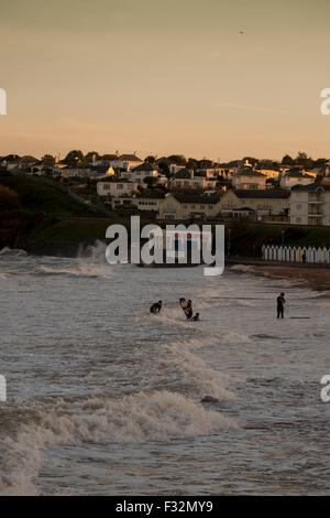 Printemps & Marées Smashing sur seawall à Goodington Sands à la périphérie de Torquay Devon. Banque D'Images