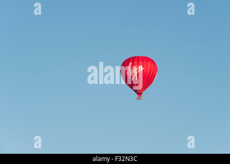 Virgin red hot air balloon against a blue sky Banque D'Images