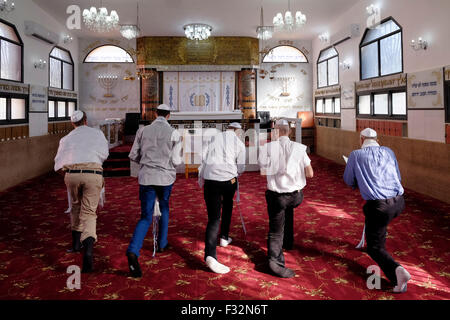 Les Juifs Karaïtes s'inclinant sur les genoux et se prosterner pendant la prière dans une synagogue karaïte dans la ville de Ramle ou Ramleh Israël. Les Juifs Karaïtes qui refuse l'ajout ultérieur de la Bible juive comme la loi orale rabbinique se prosterner comme les musulmans quand ils prient Banque D'Images