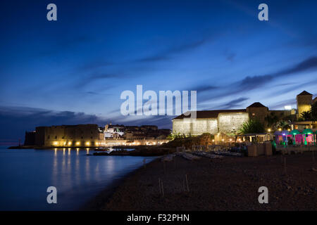 La plage de Banje vide, Vieille Ville et beau ciel bleu à Dubrovnik, en Croatie dans la nuit. Banque D'Images