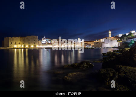 Allumé Vieille Ville et côte rocheuse à Dubrovnik, en Croatie dans la nuit. Banque D'Images