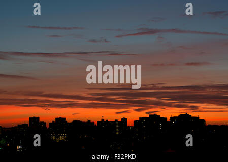 Manchester, UK. 28 Septembre, 2015. Le soleil se couche derrière la Pendleton domaine de Salford, tiré du centre-ville de Manchester, après un automne chaud par ciel clair jour. Credit : Russell Hart/Alamy Live News. Banque D'Images