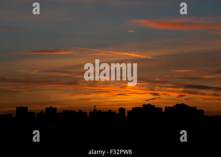 Manchester, UK. 28 Septembre, 2015. Le soleil se couche derrière la Pendleton domaine de Salford, tiré du centre-ville de Manchester, après un automne chaud par ciel clair jour. Credit : Russell Hart/Alamy Live News. Banque D'Images