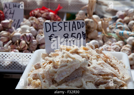 Desfiado. Poisson salé séché vendu sur une échoppe de marché au Portugal. Banque D'Images