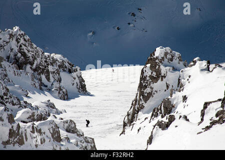 Les skieurs hors-piste en dessous de la route de Trittkopf Stuben ci-dessus du sommet du Valluga au dessus de St Anton Arlberg Autriche Banque D'Images