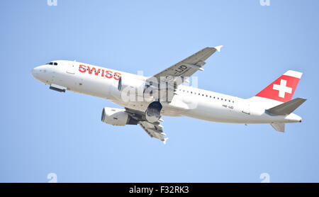 Swiss International Air Lines Airbus A320 HB-mai décollant de l'aéroport Londres Heathrow LHR Banque D'Images