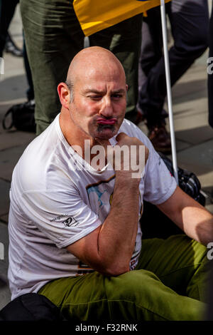 Démonstrateur, un homme démontre contre la privatisation de la National Gallery, Londres, Angleterre Banque D'Images