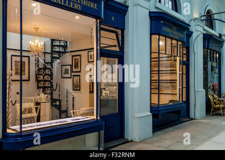 Boutiques colorées, le Royal Opera Arcade, Londres, Angleterre Banque D'Images