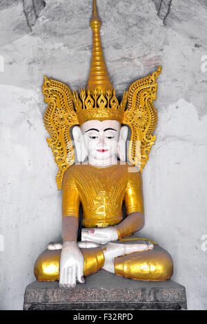 Petit Bouddha d'or à l'HPO Win Daung également connu sous le nom de grottes Pho Win Taung grottes, de la Birmanie, Myanmar Banque D'Images