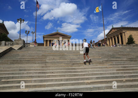 Courir vers le haut les marches, de Rocky Bilboa fame, menant à la Philadelphia Museum of Art, à New York, USA Banque D'Images