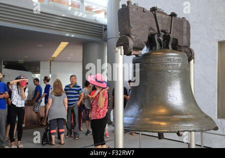 Le craquelé, 1-ton symbole de l'indépendance américaine, la Liberty Bell, à Philadelphie, Pennsylvanie, USA Banque D'Images