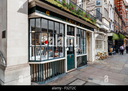 Lock & Co, chapeliers, St James Street, London, UK Banque D'Images