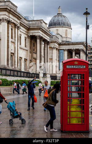 Une boîte de téléphone rouge traditionnel à l'extérieur de la National Gallery, London, UK Banque D'Images