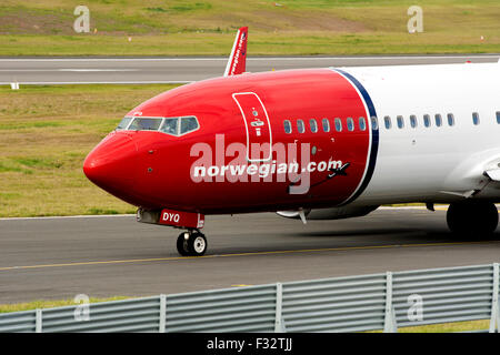 Norwegian Air Shuttle Boeing 737-800 (LN-DYQ) roulement au décollage à l'aéroport de Birmingham, UK Banque D'Images