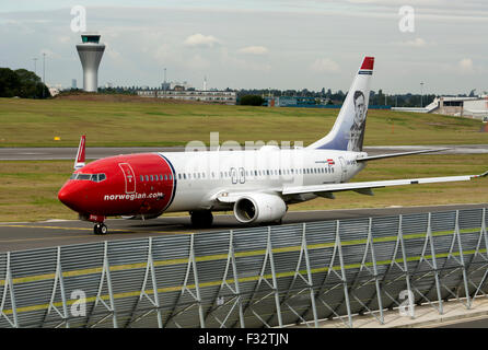 Norwegian Air Shuttle Boeing 737-800 (LN-DYQ) roulement au décollage à l'aéroport de Birmingham, UK Banque D'Images