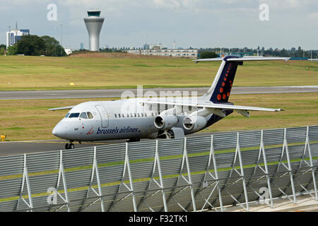 Brussels Airlines Avro RJ100 (OO-RJE) à l'aéroport de Birmingham, UK Banque D'Images