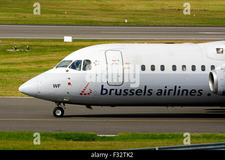 Brussels Airlines Avro RJ100 (OO-RJE) à l'aéroport de Birmingham, UK Banque D'Images