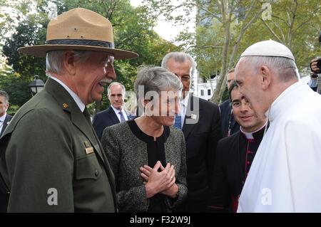 Le pape François salue le Secrétaire du Département de l'intérieur Sally Jewell à l'arrivée à l'Independence Hall, le 26 septembre 2015 à Philadelphie, Pennsylvanie. Banque D'Images