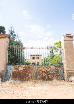 Ancienne maison de la peur. Maison abandonnée dans le pays. Concept de la peur et hanté. Banque D'Images