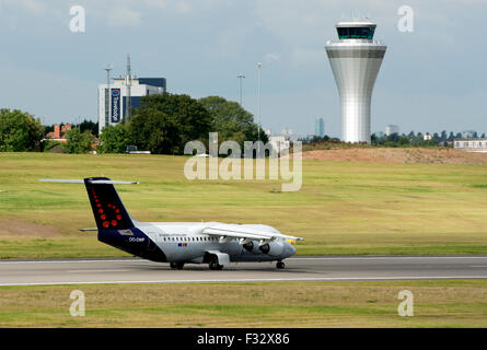 Brussels Airlines Avro RJ100 (OO-RJE) qui décolle de l'aéroport de Birmingham, UK Banque D'Images