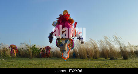 Chhau traditionnelle indienne dancer une loi mythologique au cours de l'automne à Ajodhya Hill. Dès le plus jeune âge, la danse Chhau occupe une place importante dans la tradition de danse de l'ouest du Bengale, tandis que les visages de la danse Chhau sont couverts de masques différents personnages mythiques, les expressions de la forme sont indiquées par des mouvements des mains et des pieds. Sauts énergiques, houblon et autres mouvements énergiques des danseurs donnent le ton de Chhau. La danse Chhau est un genre d'Indian tribal danse martiale qui est populaire dans l'Est de l'Inde. (Photo par Tanmoy Bhaduri/Pacific Press) Banque D'Images