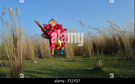 Chhau traditionnelle indienne dancer une loi mythologique au cours de l'automne à Ajodhya Hill. Dès le plus jeune âge, la danse Chhau occupe une place importante dans la tradition de danse de l'ouest du Bengale, tandis que les visages de la danse Chhau sont couverts de masques différents personnages mythiques, les expressions de la forme sont indiquées par des mouvements des mains et des pieds. Sauts énergiques, houblon et autres mouvements énergiques des danseurs donnent le ton de Chhau. La danse Chhau est un genre d'Indian tribal danse martiale qui est populaire dans l'Est de l'Inde. (Photo par Tanmoy Bhaduri/Pacific Press) Banque D'Images