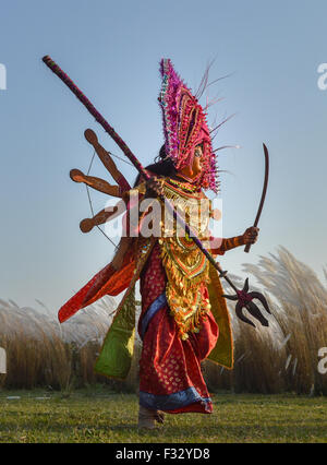 Chhau traditionnelle indienne dancer une loi mythologique au cours de l'automne à Ajodhya Hill. Dès le plus jeune âge, la danse Chhau occupe une place importante dans la tradition de danse de l'ouest du Bengale, tandis que les visages de la danse Chhau sont couverts de masques différents personnages mythiques, les expressions de la forme sont indiquées par des mouvements des mains et des pieds. Sauts énergiques, houblon et autres mouvements énergiques des danseurs donnent le ton de Chhau. La danse Chhau est un genre d'Indian tribal danse martiale qui est populaire dans l'Est de l'Inde. (Photo par Tanmoy Bhaduri/Pacific Press) Banque D'Images