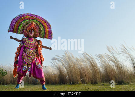 Chhau traditionnelle indienne dancer une loi mythologique au cours de l'automne à Ajodhya Hill. Dès le plus jeune âge, la danse Chhau occupe une place importante dans la tradition de danse de l'ouest du Bengale, tandis que les visages de la danse Chhau sont couverts de masques différents personnages mythiques, les expressions de la forme sont indiquées par des mouvements des mains et des pieds. Sauts énergiques, houblon et autres mouvements énergiques des danseurs donnent le ton de Chhau. La danse Chhau est un genre d'Indian tribal danse martiale qui est populaire dans l'Est de l'Inde. (Photo par Tanmoy Bhaduri/Pacific Press) Banque D'Images