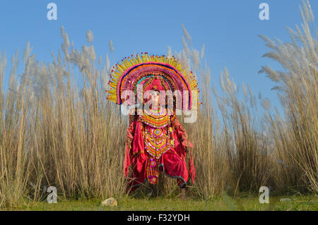 Chhau traditionnelle indienne dancer une loi mythologique au cours de l'automne à Ajodhya Hill. Dès le plus jeune âge, la danse Chhau occupe une place importante dans la tradition de danse de l'ouest du Bengale, tandis que les visages de la danse Chhau sont couverts de masques différents personnages mythiques, les expressions de la forme sont indiquées par des mouvements des mains et des pieds. Sauts énergiques, houblon et autres mouvements énergiques des danseurs donnent le ton de Chhau. La danse Chhau est un genre d'Indian tribal danse martiale qui est populaire dans l'Est de l'Inde. (Photo par Tanmoy Bhaduri/Pacific Press) Banque D'Images