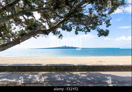 Vue sur l'île de Rangitoto Mission Bay à Auckland, Nouvelle-Zélande. Banque D'Images