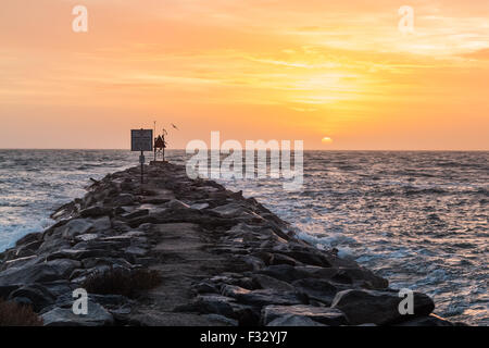 Virginia Beach Rock jetée au lever du soleil. Banque D'Images