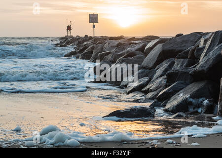 Rock à l'aube de la jetée à Virginia Beach Oceanfront Banque D'Images