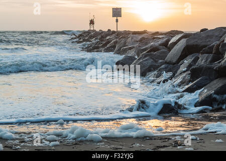 Jetée à l'aube à Virginia Beach Oceanfront Banque D'Images