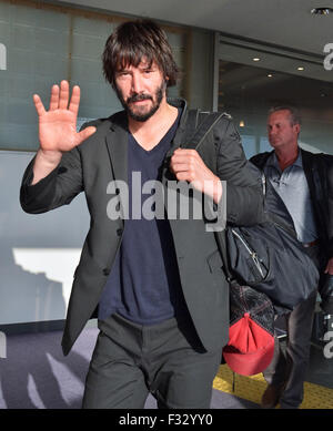 Chiba, Japon. 28 Sep, 2015. Keanu Reeves, le 28 septembre 2015, Tokyo, Japon : acteur Keanu Reeves arrive à l'Aéroport International de Narita à Tokyo, Japon le 28 septembre 2015. Reeves a été de bonne humeur dans le hall des arrivées en agitant de fans et de signer des autographes. Il est au Japon pour la première de son nouveau film, John Wick. Credit : AFLO Co.,Ltd/Alamy Live News Banque D'Images