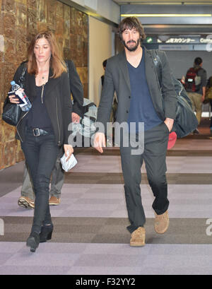 Chiba, Japon. 28 Sep, 2015. Keanu Reeves, le 28 septembre 2015, Tokyo, Japon : acteur Keanu Reeves arrive à l'Aéroport International de Narita à Tokyo, Japon le 28 septembre 2015. Il était accompagné d'une compagne répandu pour être la star de la nouvelle petite amie. Reeves est au Japon pour la première de son nouveau film, John Wick. Credit : AFLO Co.,Ltd/Alamy Live News Banque D'Images