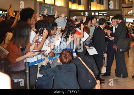 Chiba, Japon. 28 Sep, 2015. Keanu Reeves, le 28 septembre 2015, Tokyo, Japon : acteur Keanu Reeves arrive à l'Aéroport International de Narita à Tokyo, Japon le 28 septembre 2015. Reeves a été de bonne humeur dans le hall des arrivées en agitant de fans et de signer des autographes. Il est au Japon pour la première de son nouveau film, John Wick. Credit : AFLO Co.,Ltd/Alamy Live News Banque D'Images