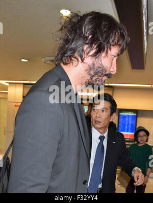 Chiba, Japon. 28 Sep, 2015. Keanu Reeves, le 28 septembre 2015, Tokyo, Japon : acteur Keanu Reeves arrive à l'Aéroport International de Narita à Tokyo, Japon le 28 septembre 2015. Reeves a été de bonne humeur dans le hall des arrivées en agitant de fans et de signer des autographes. Il est au Japon pour la première de son nouveau film, John Wick. Credit : AFLO Co.,Ltd/Alamy Live News Banque D'Images