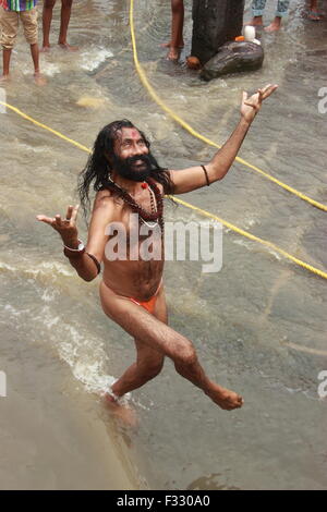 New Delhi, Inde. 25 Septembre, 2015. Rituel hindou dévot faire pendant le bain dans la rivière Godavari.L'événement majeur de la Kumbh Mela festival est le bain rituel au bord de la rivière dans la ville d'être tenu comme Kumbh Mela à Haridwar, à Ganga à Nasik Godavari, Kshipra à Ujjain et Sangam (confluent de Ganga, Yamuna et Saraswati mythique) à Allahabad (Prayag). Et à Nasik, il y avait près de 75 millions de visiteurs enregistrés. © Shashi Sharma/Pacific Press/Alamy Live News Banque D'Images