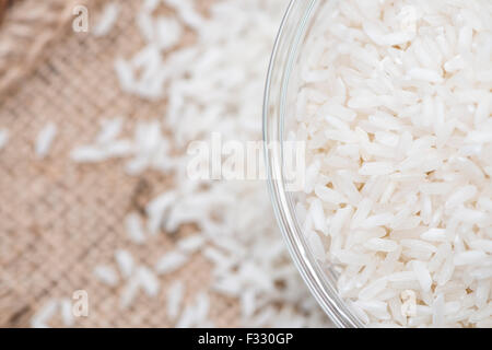 Tas de riz non cuit (close-up shot) sur fond de bois Banque D'Images