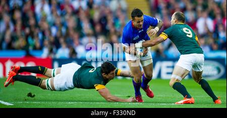 Birmingham, UK. 26 Sep, 2015. Samoa, Mike Stanley est abordé par le Samoa Ioane Kahn Fotuali TJ'i durant la Coupe du Monde de Rugby 2015 match entre les Samoa et l'Afrique du Sud, qui aura lieu à Villa Park à Birmingham. L'Afrique du Sud allait gagner 46-6.Crédit Photo : Andrew Patron/Zuma Newswire © Andrew Patron/ZUMA/Alamy Fil Live News Banque D'Images