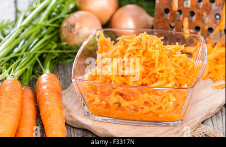 Bol à salade de carottes fraîches faites maison (gros plan) Banque D'Images