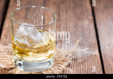 Liqueur Apple Shot (close-up shot) sur fond de bois foncé Banque D'Images