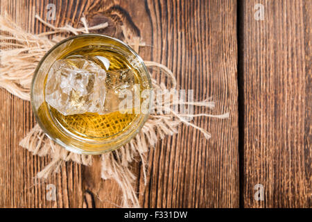 Liqueur Apple Shot (close-up shot) sur fond de bois foncé Banque D'Images